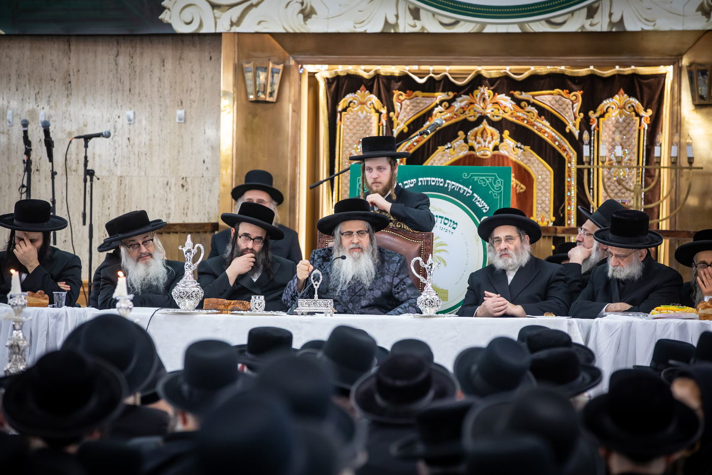 זאת חנוכה בסאטמר: הדלקה, 'טיש' ו'דינר' מרכזי