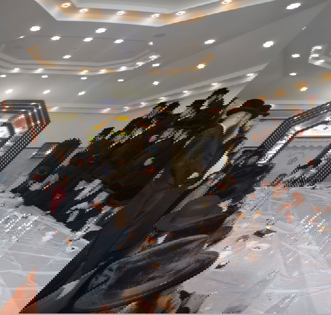 'טיש זאת חנוכה' בחצר הקודש נדבורנה - ביתר