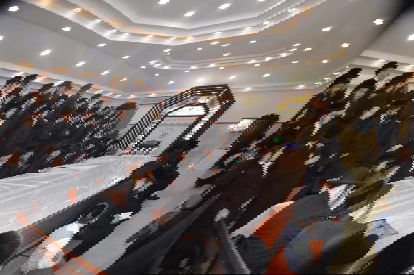 'טיש זאת חנוכה' בחצר הקודש נדבורנה - ביתר