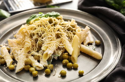 מתכון לפסטה פנה עם חמאה חומה, אפונה ומרווה - שמוכנה תוך רבע שעה