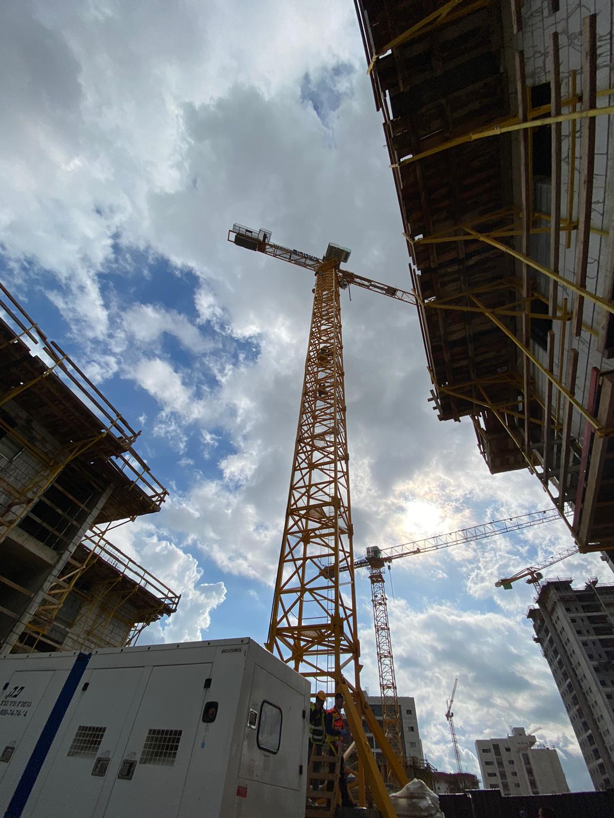 נלכד על מנוף גבהים, הורדם באוויר וחולץ