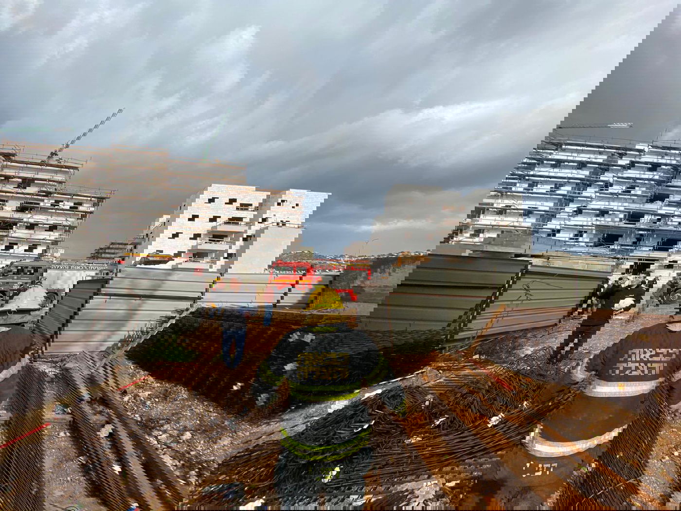 נלכד על מנוף גבהים, הורדם באוויר וחולץ