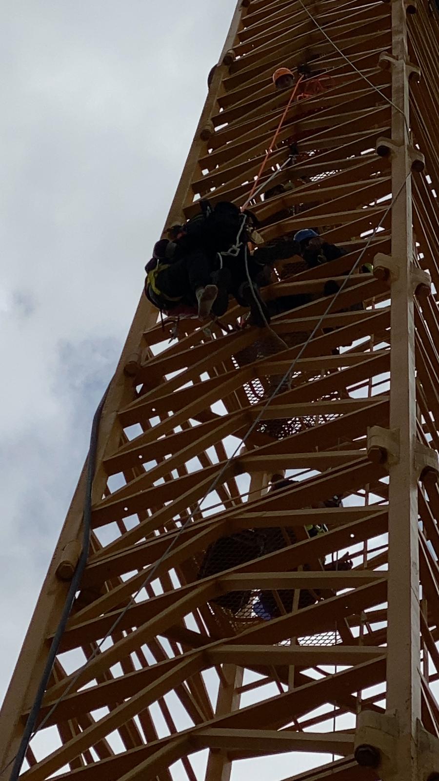 נלכד על מנוף גבהים, הורדם באוויר וחולץ