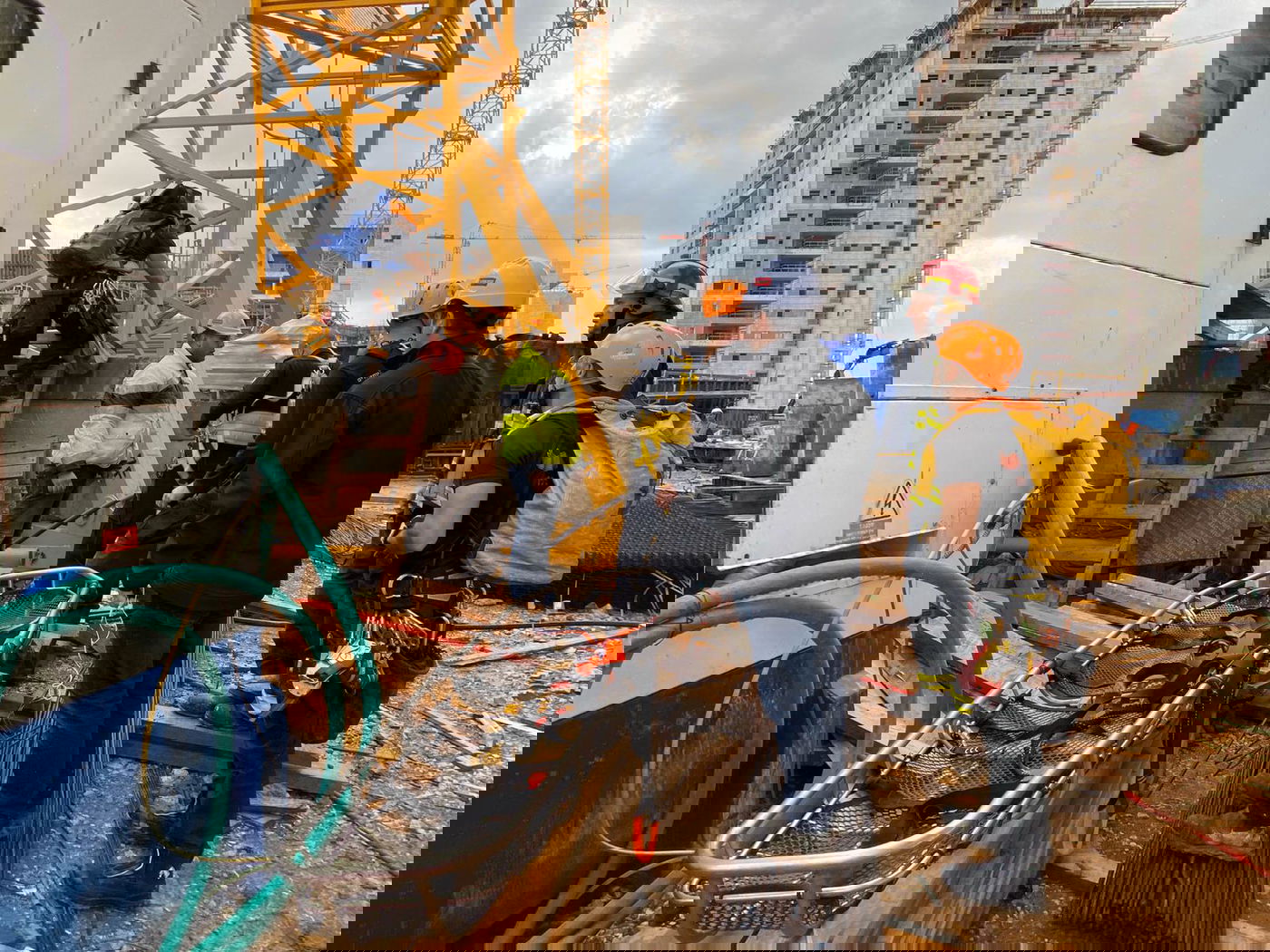 נלכד על מנוף גבהים, הורדם באוויר וחולץ