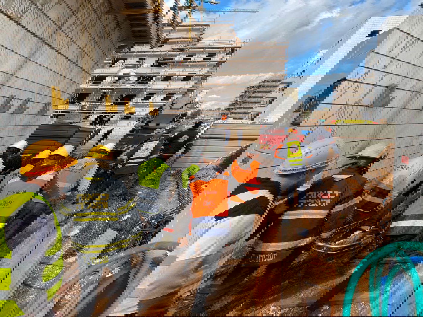 נלכד על מנוף גבהים, הורדם באוויר וחולץ