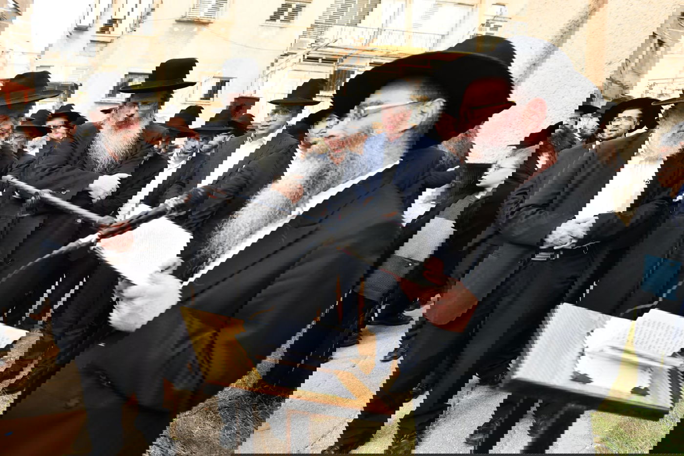 המונים בהלווית 'הצדיק מבני ברק' רבי יצחק גרודז'ינסקי זצ"ל