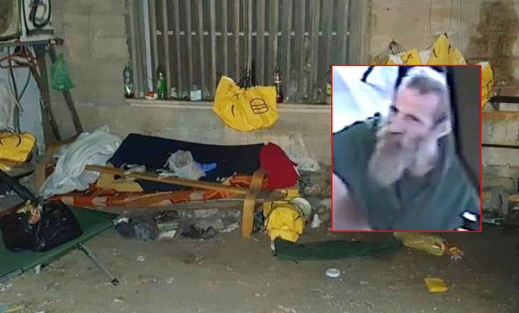 אלכסנדר ז"ל לצד מיטתו המפורסמת