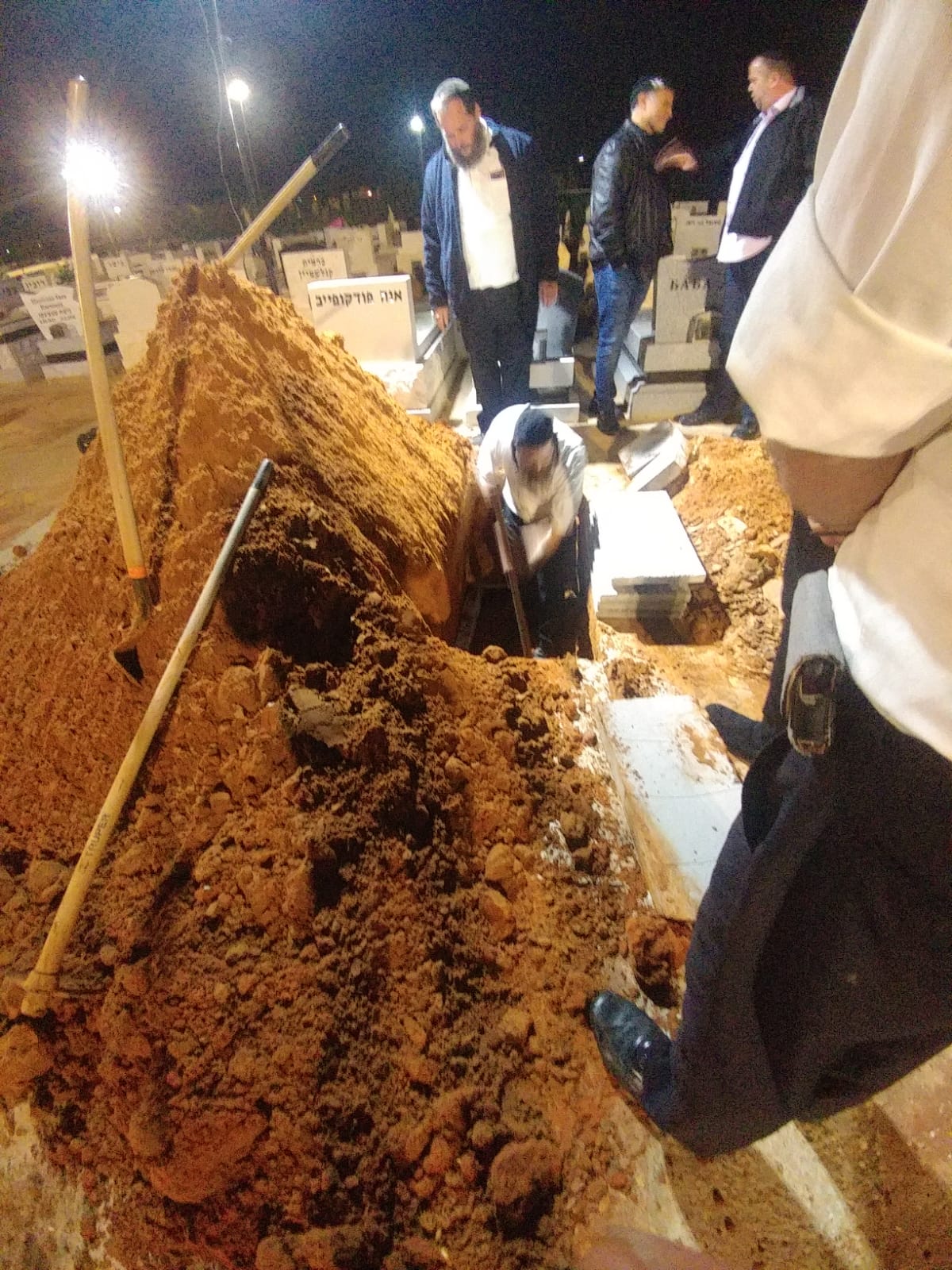 תיעוד מרגש: עשרות בהלוויית אלכסנדר נובודוורצב ז"ל