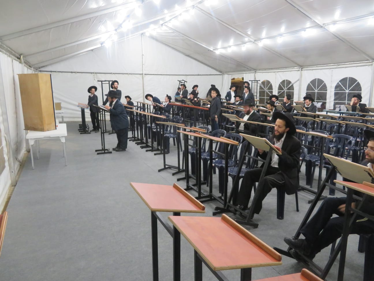 הזוי: תושבי אחיסמך נאלצים להתפלל באוהל