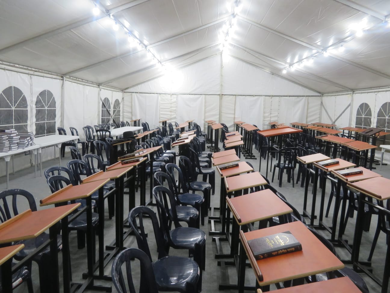 הזוי: תושבי אחיסמך נאלצים להתפלל באוהל