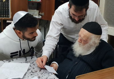 שחקן הכדורגל מאור קנדיל התברך מפי מרן הגר"ח