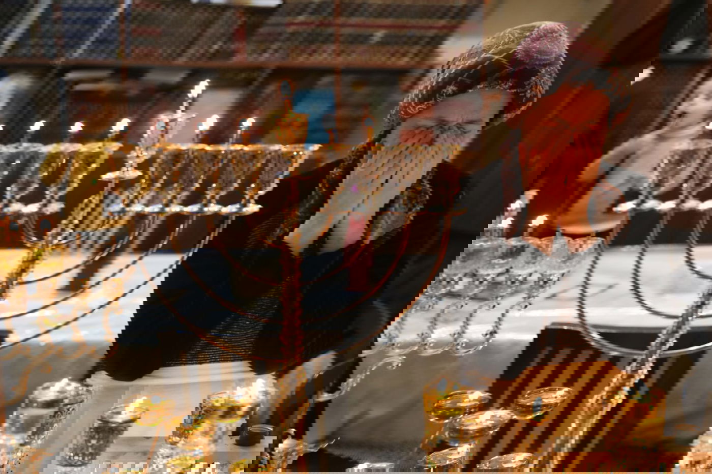 כשרוחל'ה התחננה מול נרות השבת והחנוכה