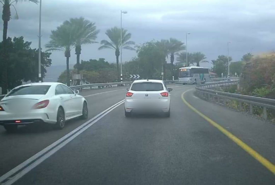 נהג מרצדס שתועד עוקף רכב - עוכב לחקירה