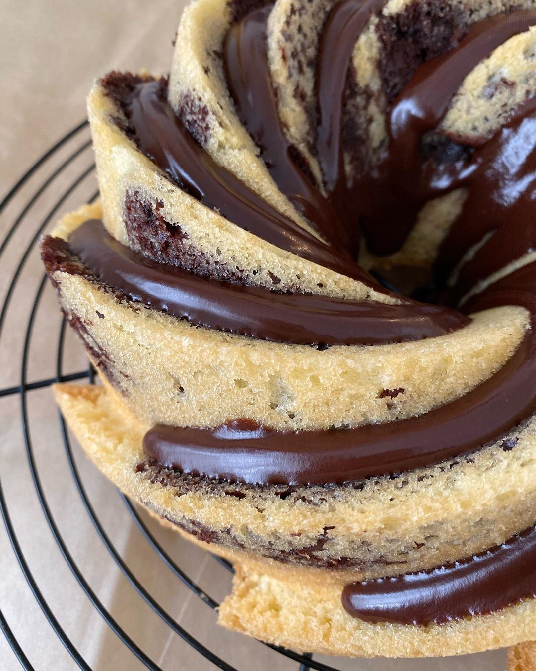 עוגת שיש אלגנטית עם ממרח אגוזי לוז