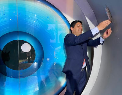 תיעוד: רב הסלבס קבע את המזוזה ב'אח הגדול'