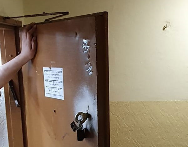 דלת אחורית של ה'שול' - פרוצה