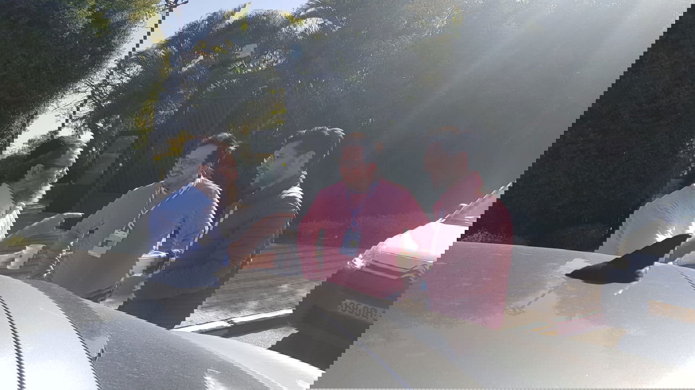 גפני משוחח עם עיתונאים