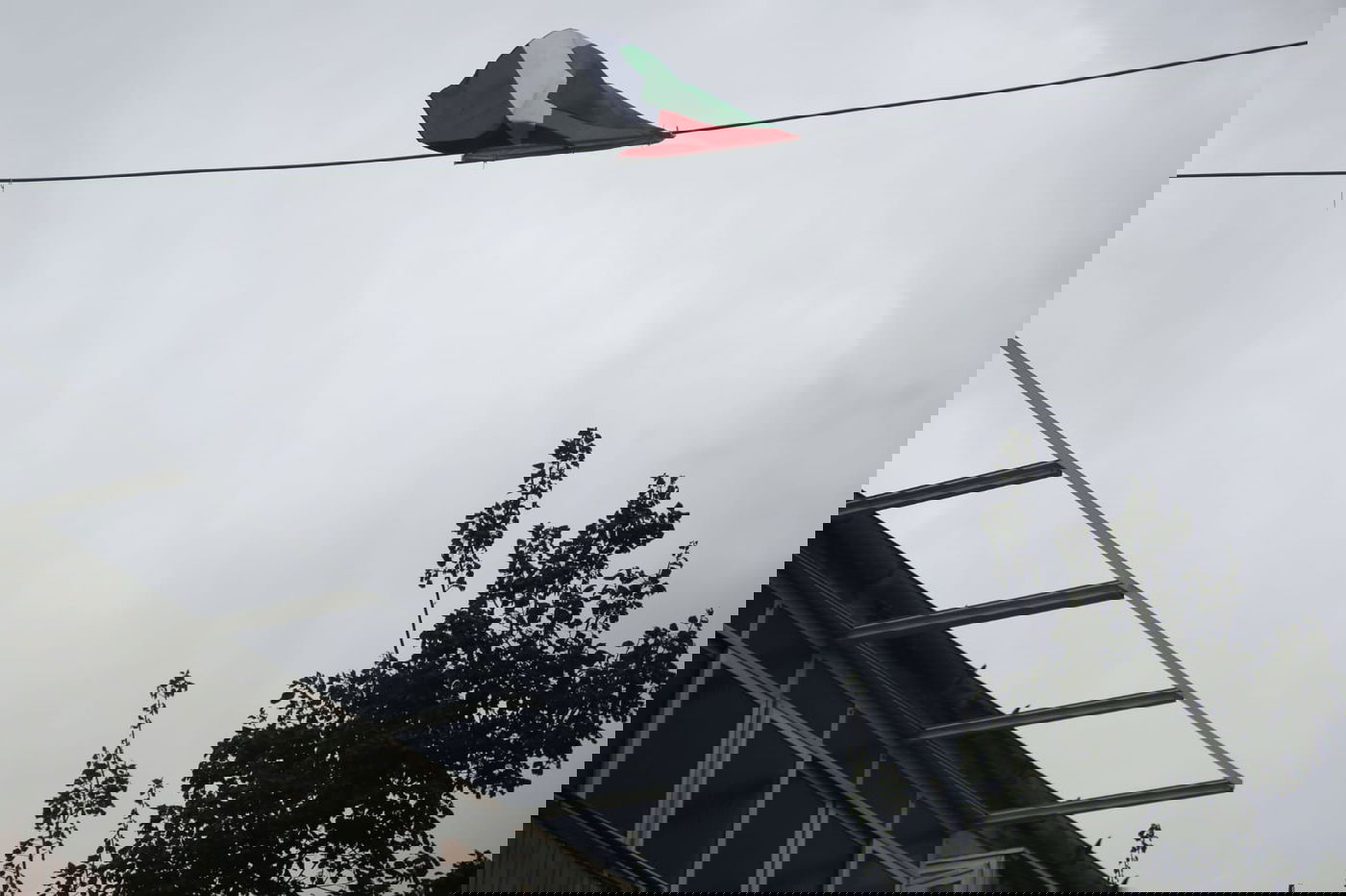 צפו: דגל אש"ף נתלה במאה שערים והוסר