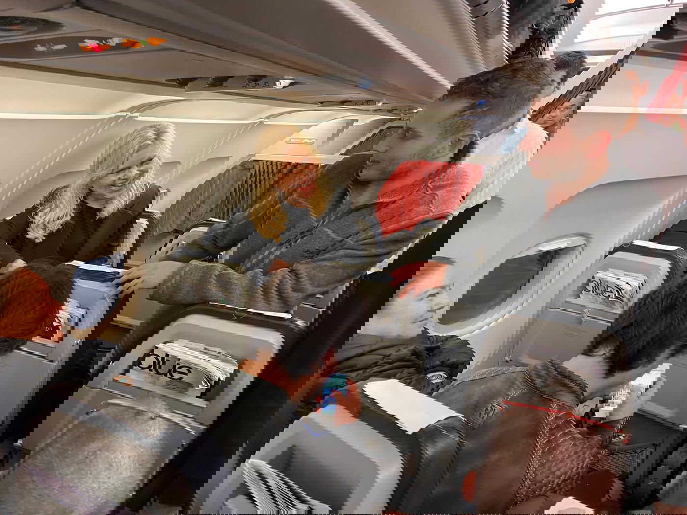 שרה ואבנר נתניהו הפתיעו את הטסים מיוון