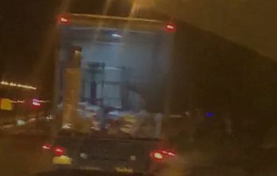 הנהג היה בארגז; שיכור גנב את המשאית