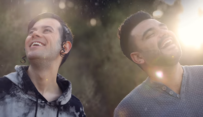 צמד הפופ 'שרולי ונתנאל' מחדש את הלהיט: 'גשם של אור'