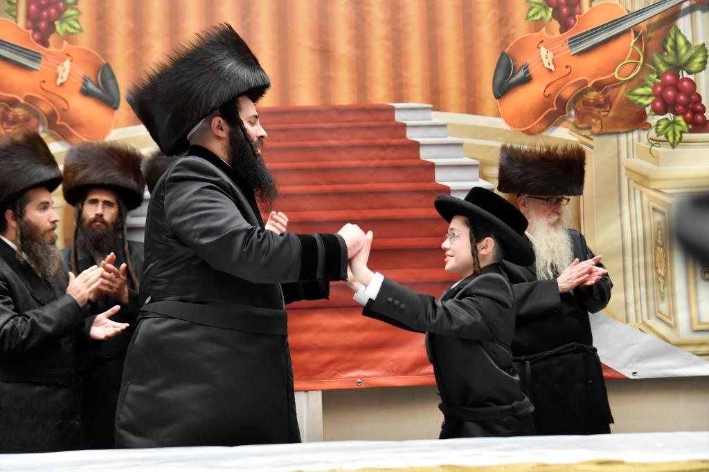 האדמו"רים מויז'ניץ ופרמישלאן ערכו בר מצווה לנכדם
