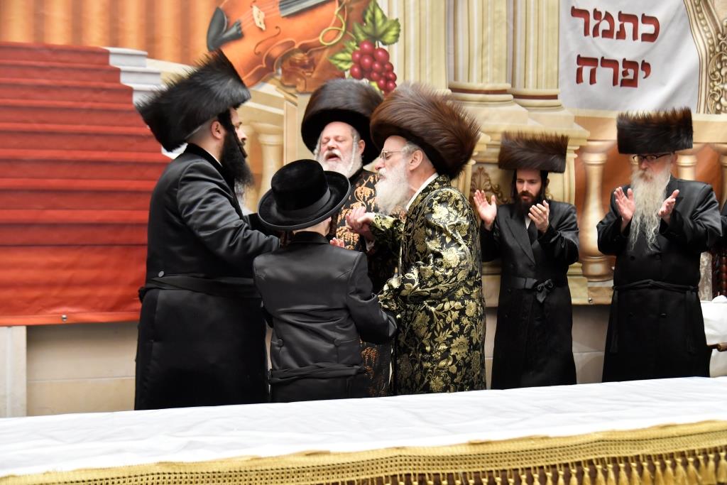 האדמו"רים מויז'ניץ ופרמישלאן ערכו בר מצווה לנכדם
