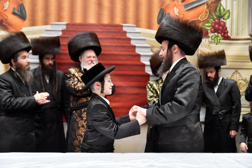 האדמו"רים מויז'ניץ ופרמישלאן ערכו בר מצווה לנכדם