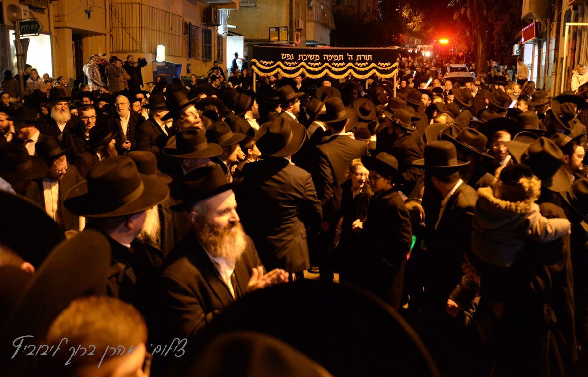 'בני הישיבות' בחיפה הכניסו ספר תורה חדש