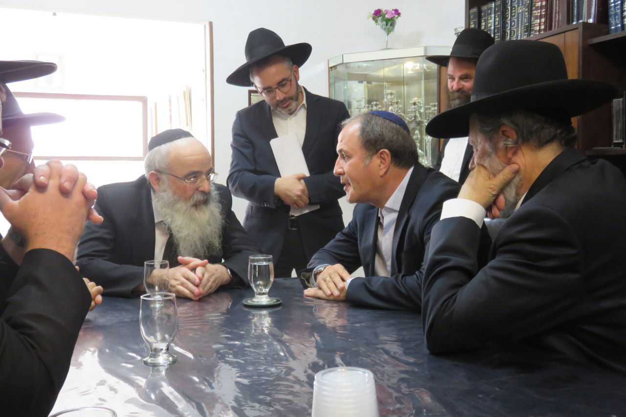 ראש העיר לסרי אצל הגר"מ שמידע. ארכיון