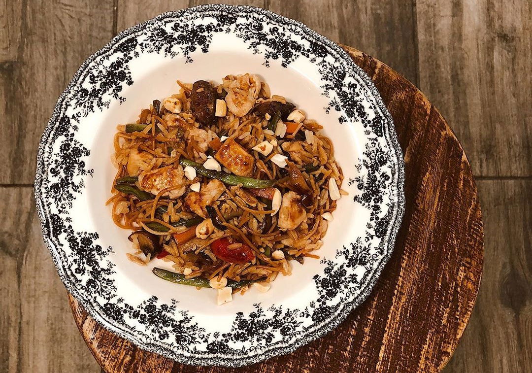 אורז בנוסח אסייתי עם אטריות, עוף וירקות - של אושרית אברג'יל