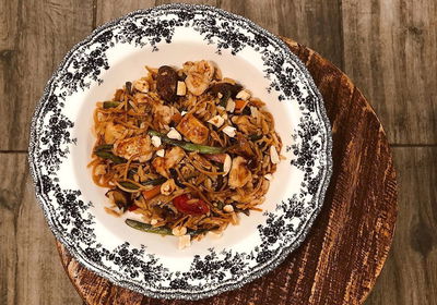 אורז בנוסח אסייתי עם אטריות, עוף וירקות - של אושרית אברג'יל