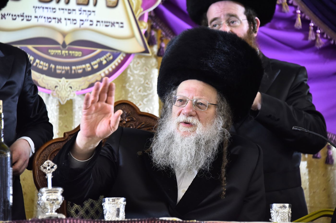 צפו: ניצול השואה חשף את ידו וריגש את החסידים