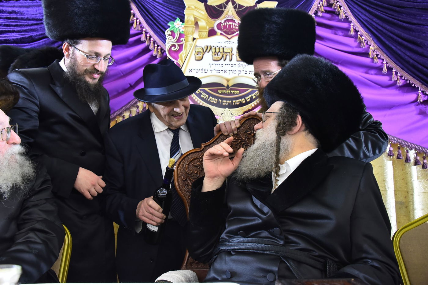 צפו: ניצול השואה חשף את ידו וריגש את החסידים