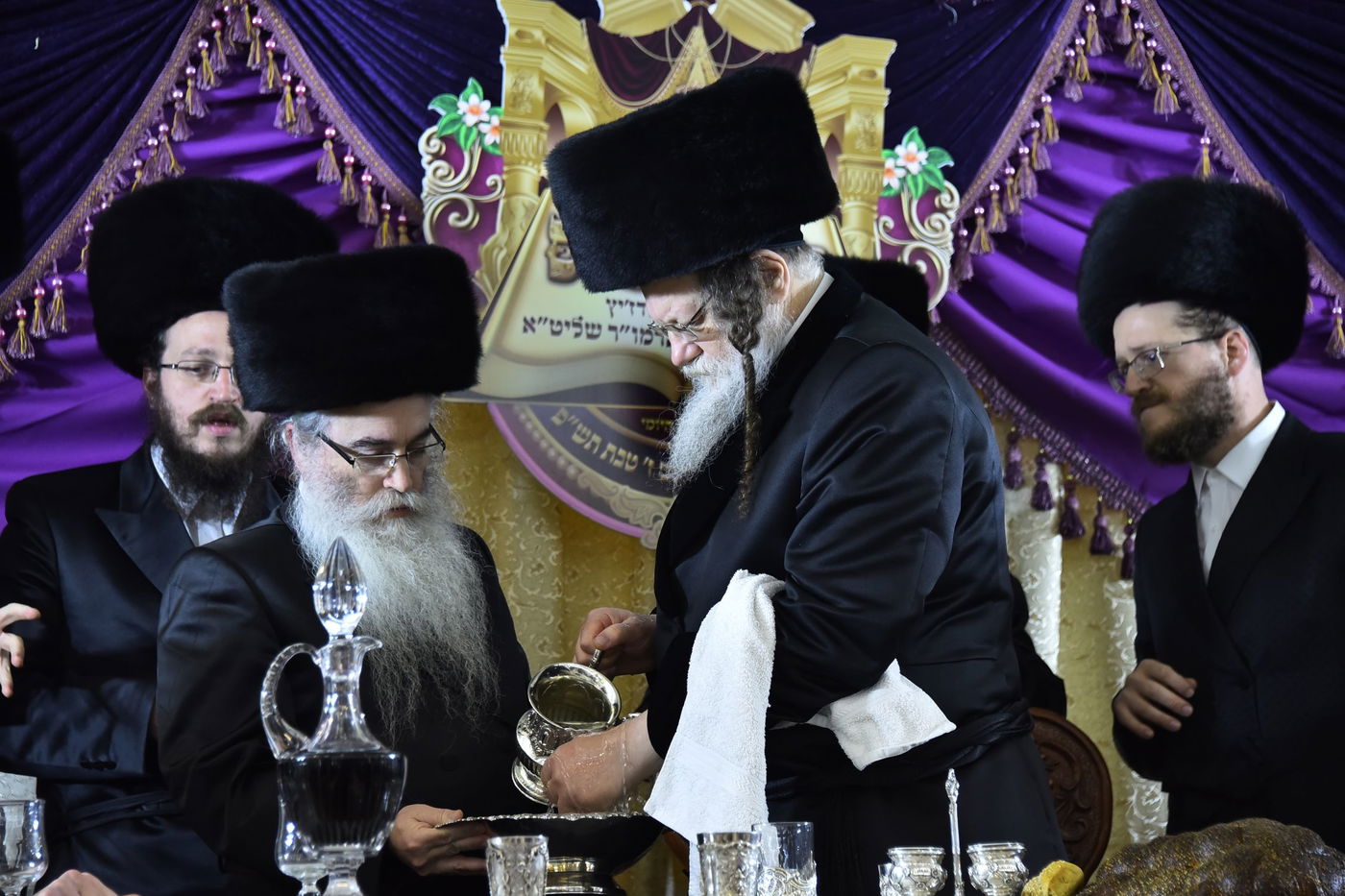 צפו: ניצול השואה חשף את ידו וריגש את החסידים