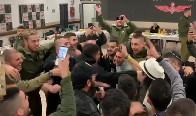 צפו: הזמר החרדי הרקיד את חיילי צה"ל