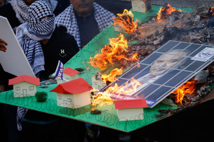 הפלסטינים שרפו תמונות של אהוד ברק ובני גנץ