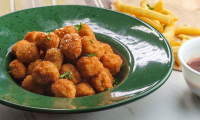 נגיסי חצילים מצופים בפירורי לחם ופרמזן עם רוטב מרינרה