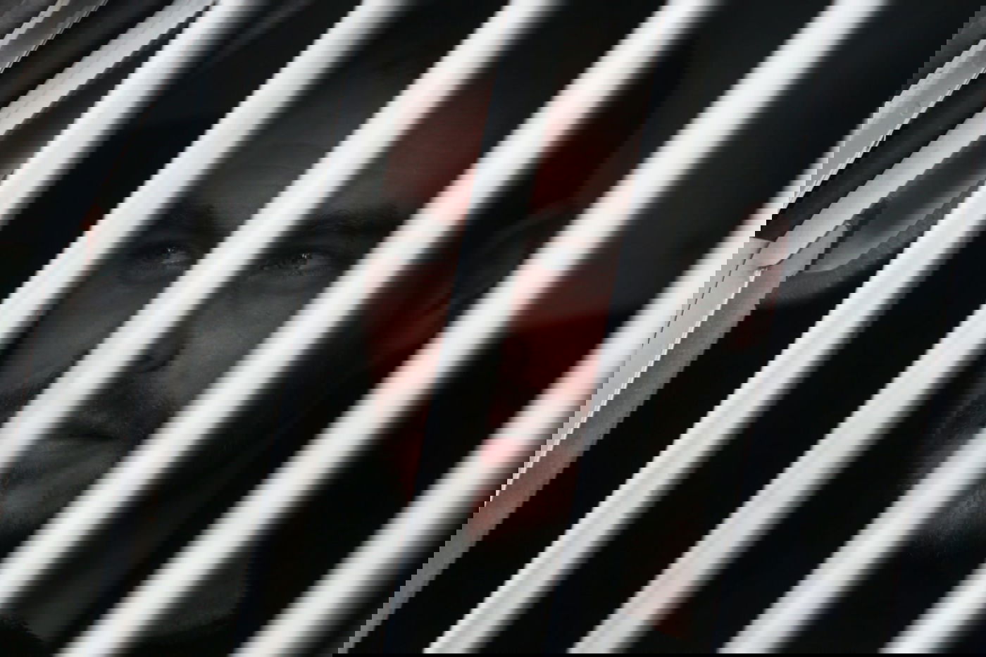 פולק, בתוך רכב המעצרים