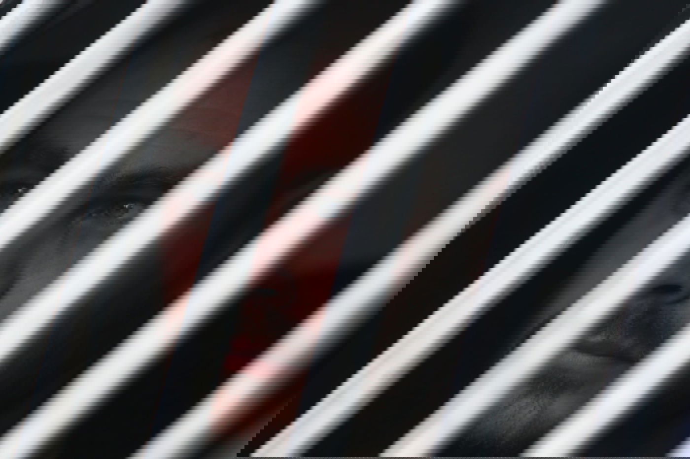 חבר מערכת 'הארץ' קורא לאלימות כלפי חיילי צה"ל