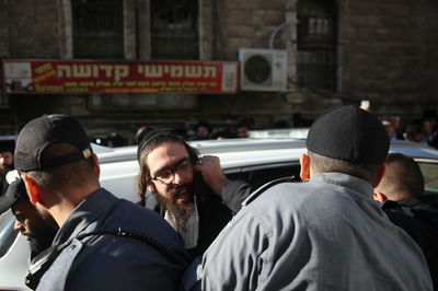 קיצוני החשוד שהכה שוטר עם מקל - ישוחרר