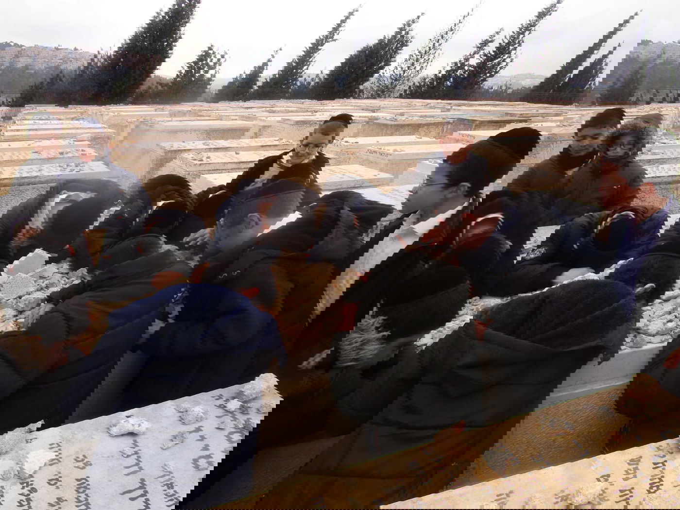 הילדים הרכינו ראש על קברו של הגרד"צ קרלנשטיין