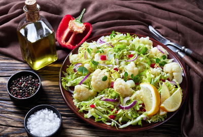 היישר מארץ המגף: מתכון לסלט כרובית, זיתים, פלפלים ואנשובי