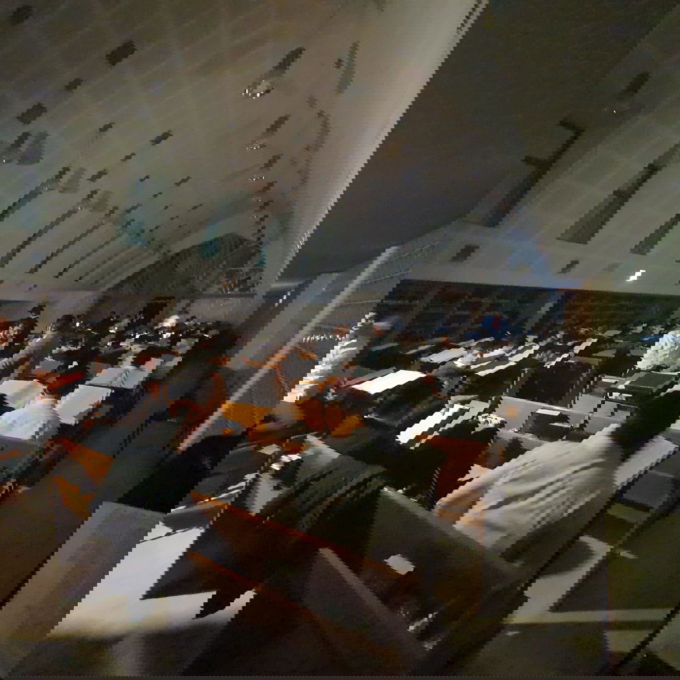 למרות החושך: הבחורים המשיכו ללמוד. צפו