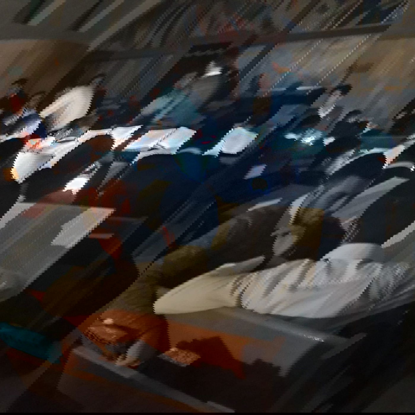 למרות החושך: הבחורים המשיכו ללמוד. צפו