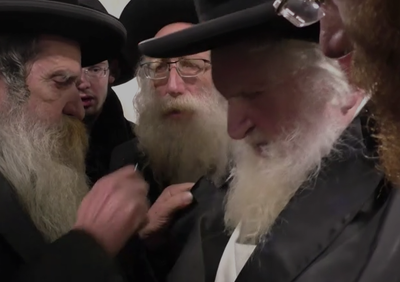 הראב"ד הגר"מ שטרנבוך פרץ בבכי ועשה קריעה על אחיו הגדול • צפו