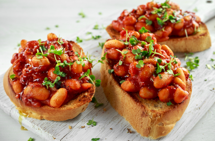 ארוחת הבוקר של השף הבינלאומי: תבשיל שעועית ועגבניות עם צנימים