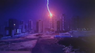 תיעוד: רגע פגיעת הברק בבניין בראש העין