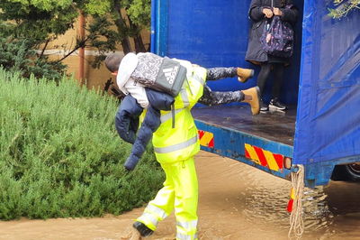 עשרות ילדים חולצו מבית הספר - עם טרקטורים ומשאיות