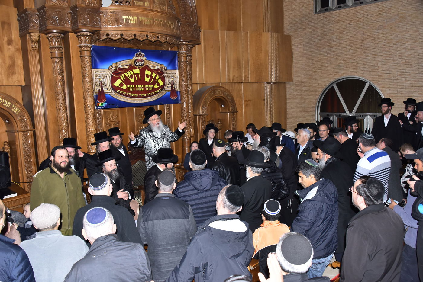 אלפים בסיום הש"ס אצל האדמו"ר ממישקולץ – מנהיגה הרוחני של פ"ת